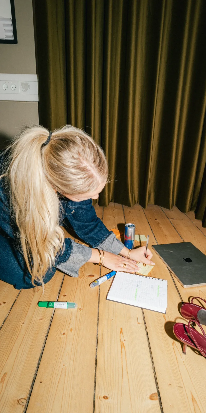 Medarbejder noterer på en post-it ved skitserne på gulvet, hvor CRM data kortlægges