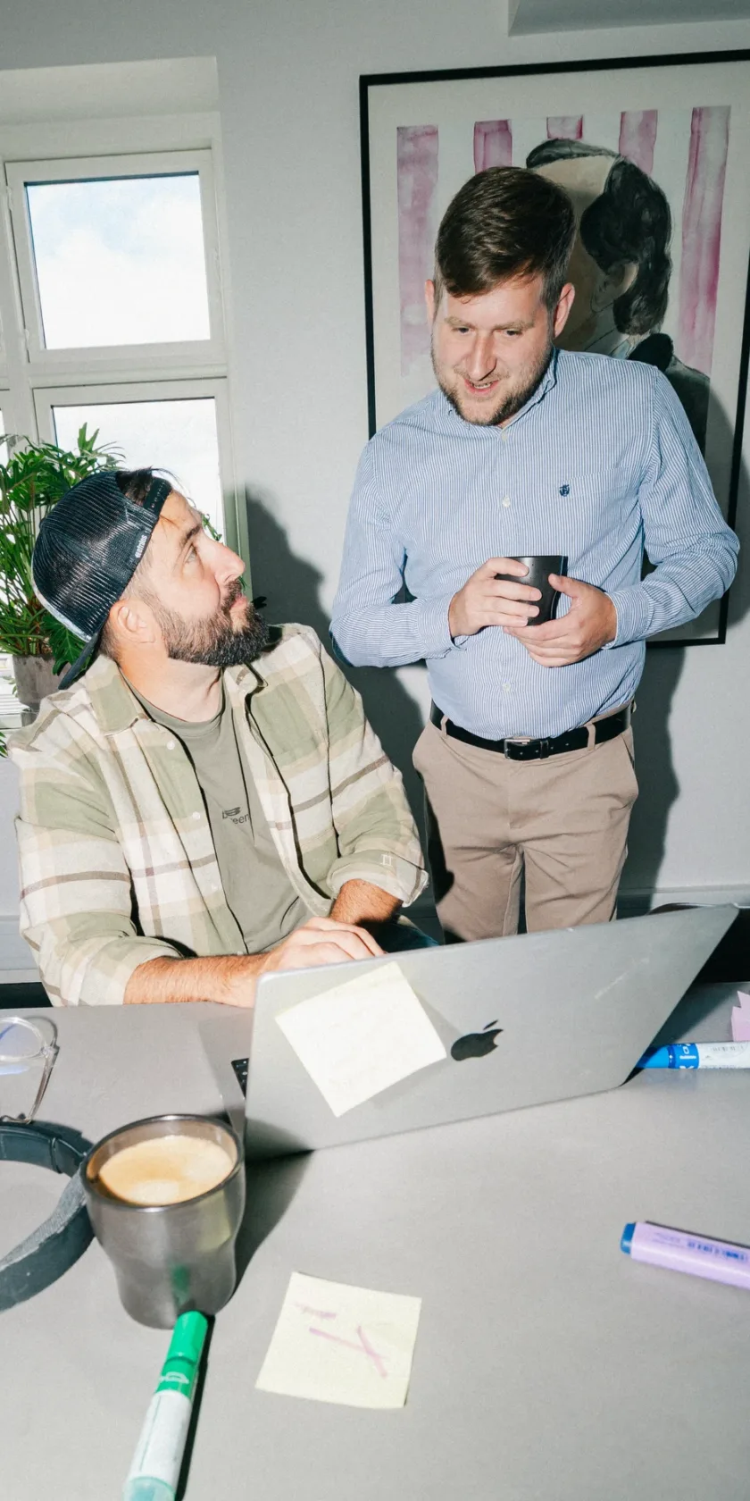 To kolleger gennemgår resultatet af en potentialeanalyse over en bærbar computer