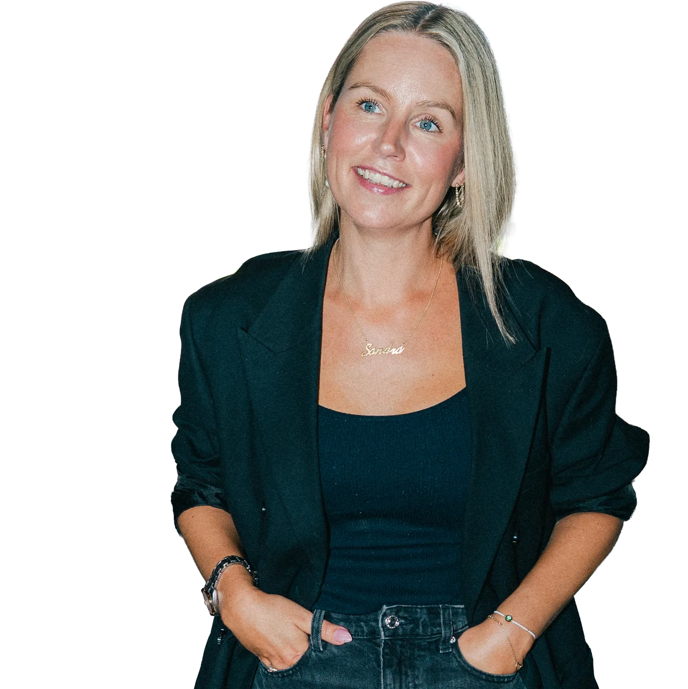 Portræt af smilende medarbejder i sort blazer med hænderne i lommerne